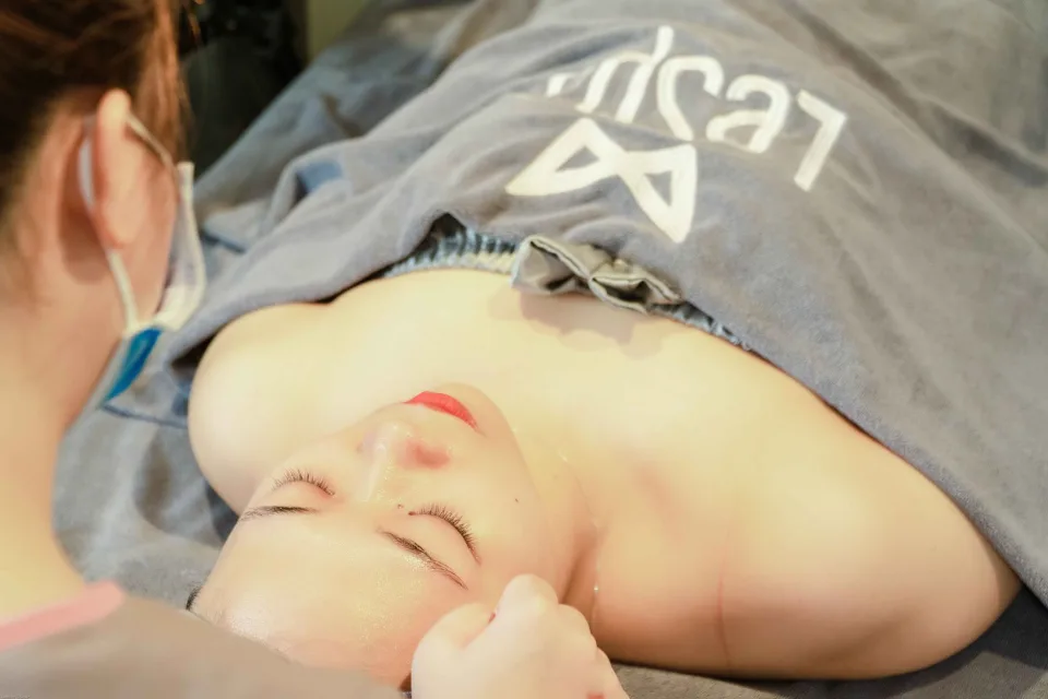 Đắp mặt nạ dưỡng da
